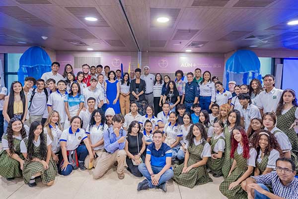 Leyenda: Docentes, investigadores y estudiantes de básica secundaria del programa Colegios ‘Amigos del Mar’ presentes en el conversatorio.