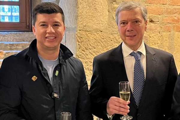 Gustavo Moreno Senador de la República, en compañía de Alvaro Vives Lacouture, Presidente de la Junta directiva de Banasan, en el evento que se cumplió en horas de la tarde de ayer en el Salón Amarillo del Congreso, en Bogotá. Gustavo Moreno Senador de la República, en compañía de Alvaro Vives Lacouture, Presidente de la Junta directiva de Banasan, en el evento que se cumplió en horas de la tarde de ayer en el Salón Amarillo del Congreso, en Bogotá.
