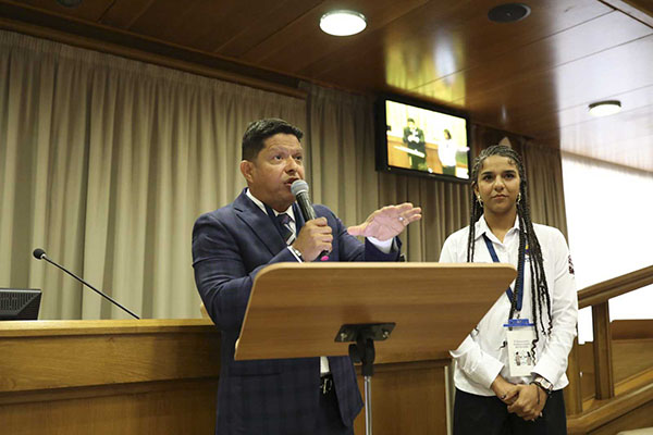 Pablo Vera Salazar, Rector de Unimagdalena, realizando su intervención en el encuentro internacional. A su lado la estudiante Valentina Montoya Jinete.