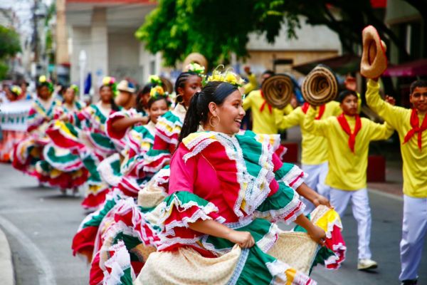 Más de 500 estudiantes de 23 instituciones educativas oficiales participaron en un colorido desfile folclórico como parte de la Ruta Cultural Histórica y Pedagógica “Santa Marta + de 500 años de Historia”, resaltando el legado ancestral y la riqueza cultural de la ciudad.