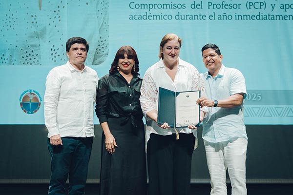 Pablo Vera Salazar, Rector de Unimagdalena haciendo entrega de uno de los reconocimientos a una docente de la institución.