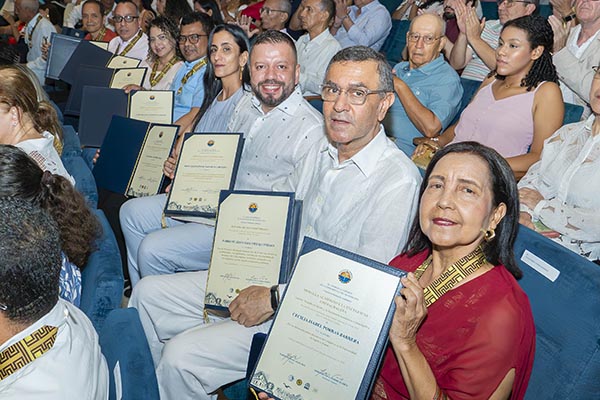 Docentes de Unimagdalena exaltados por convertir la enseñanza en un acto de amor, ética y excelencia. Docentes de Unimagdalena exaltados por convertir la enseñanza en un acto de amor, ética y excelencia.