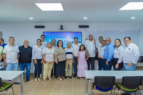 El Rector Pablo Vera Salazar entregó el aula, en compañía de docentes, estudiantes, graduados, personal administrativo y familiares del profesor Pablo González Romero (Q.E.P.D). El Rector Pablo Vera Salazar entregó el aula, en compañía de docentes, estudiantes, graduados, personal administrativo y familiares del profesor Pablo González Romero (Q.E.P.D).