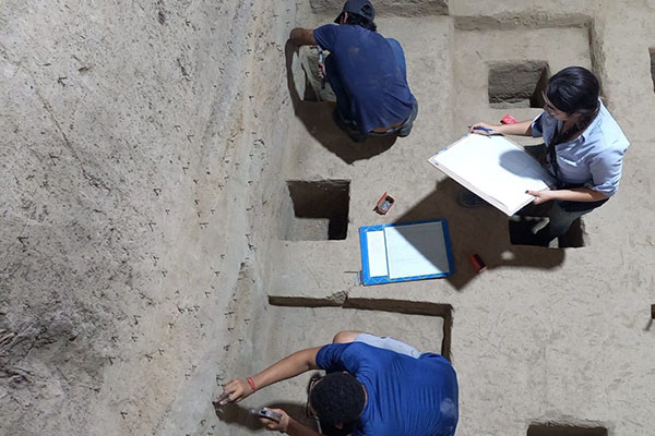 Estudiantes del programa de Arqueología Preventiva realizando la búsqueda que dio como resultado el hallazgo de las piezas prehispánicas. Estudiantes del programa de Arqueología Preventiva realizando la búsqueda que dio como resultado el hallazgo de las piezas prehispánicas.