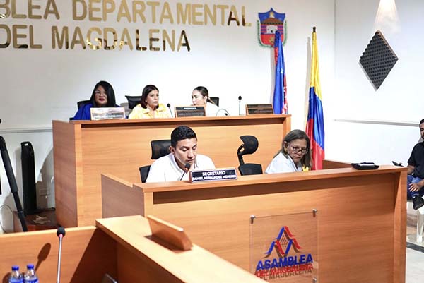 Angela Cedeño, Marta García, Candy Sánchez, miembros de la mesa directiva provisional de la Asamblea Departamental; Daniel Hernández Meneses, Secretario General.