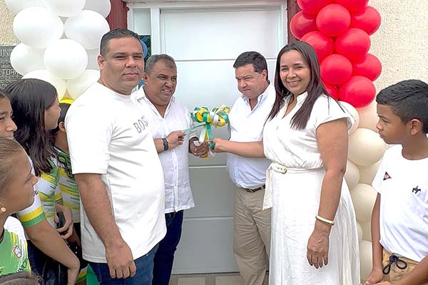 Funcionarios de la empresa Drummond en compañía de Juan Pablo Vargas, Alcalde de Algarrobo, haciendo la entrega oficial de la nueva biblioteca pública ‘Benito Rebollo’.