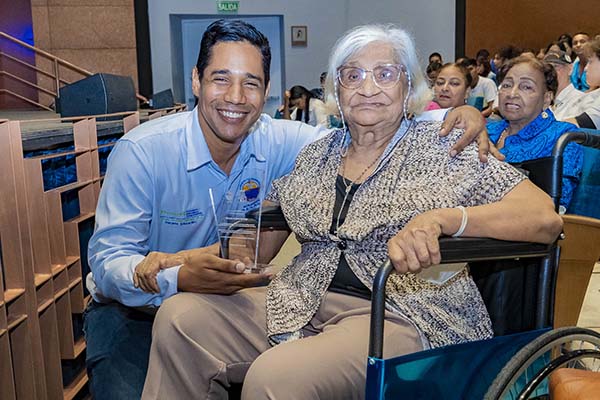 La Institución entregó reconocimientos a los maestros caminantes como símbolo de respeto, gratitud y memoria viva. La Institución entregó reconocimientos a los maestros caminantes como símbolo de respeto, gratitud y memoria viva.