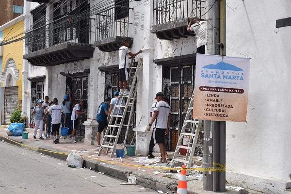 Las labores incluyeron la limpieza y pintura de fachadas, instalación de jardineras y recuperación de espacios verdes donde antes predominaba el concreto.