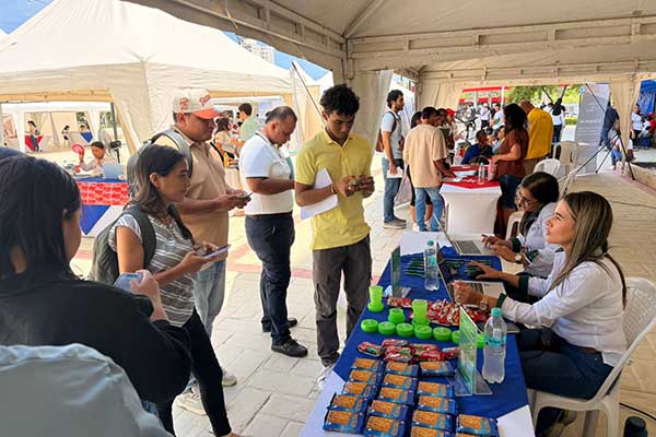 Esta feria conectó a más de 1.700 buscadores de empleo con empresas en el Distrito.