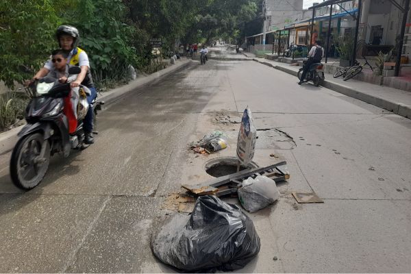 En la manzana B de la calle 28, en el sector de Cantilito, moradores denuncian que ya varios vehículos han caído en un enorme hueco sin que ninguna autoridad intervenga.