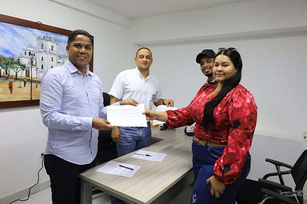 Foto de inscripción del candidato Juan De La Hoz en compañía de los dos Registradores distritales y su representante legal.