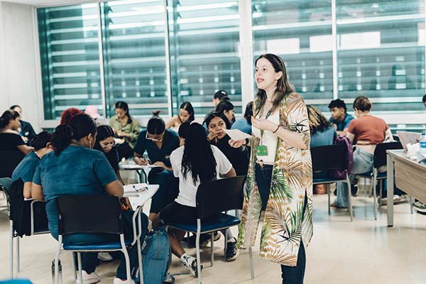 Vivian Baute Zuluaga, coordinadora del proyecto ‘Somos’ y del área de Psicología Organizacional del Programa de Atención Psicológica realizando la charla a los estudiantes. Vivian Baute Zuluaga, coordinadora del proyecto ‘Somos’ y del área de Psicología Organizacional del Programa de Atención Psicológica realizando la charla a los estudiantes.
