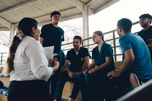 Estudiantes de noveno semestre de la Facultad de Ciencias de la Salud, quienes están próximos a titularse como profesionales.