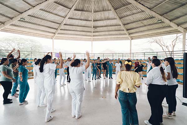 Tras todo un semestre de actividades, el proyecto finalizó con una jornada de evaluación tipo ‘assessment center’, con juegos de roles y dinámicas grupales. Tras todo un semestre de actividades, el proyecto finalizó con una jornada de evaluación tipo ‘assessment center’, con juegos de roles y dinámicas grupales.