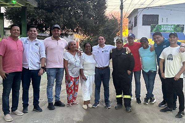 En la gráfica el secretario de Gobierno, junto con líderes de la comunidad de la Localidad 3. 