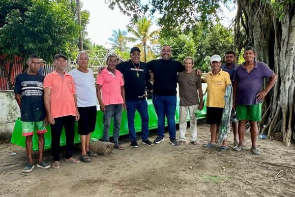 Jefes de hogares fueron los encargados de recibir una lancha que les permitirá seguir realizando sus jornadas de pesca.