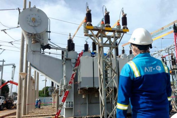 Funcionario de Air-e intervenida realizando adecuaciones en las redes eléctricas. Foto archivo