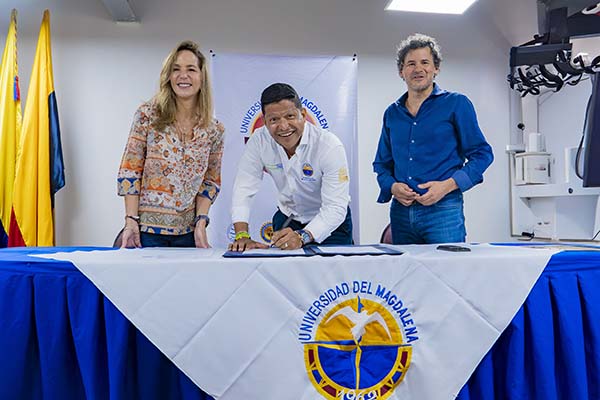 Pablo Vera Salazar, Rector de la Universidad del Magdalena; Diego Bautista Ríos, director del Rimisp, y Carolina Tenorio Garcés, directora del IDH Colombia, durante la firma del memorando de entendimiento.