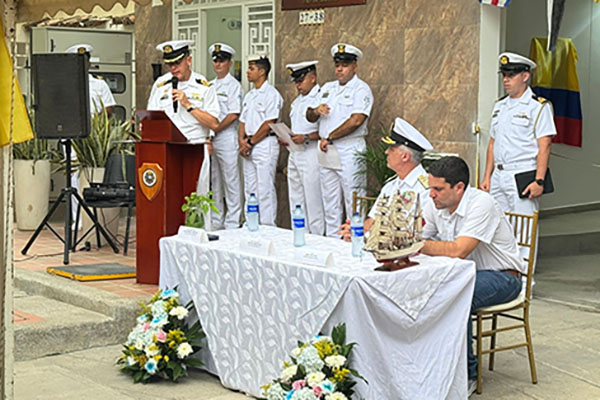 En la fotografía el Vicealmirante John Fabio Giraldo Gallo, Director General Marítimo; el Capitán de Fragata César Grisales, Capitán de Puerto de Santa Marta, y Camilo George, Secretario de Gobierno distrital.