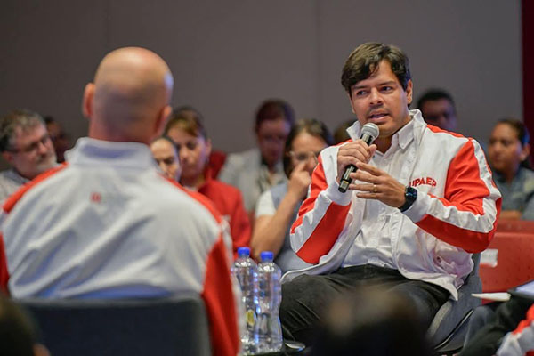 Mauricio Arrieta Fontanilla, director del Centro INNOVA, realizando su intervención en el Congreso Internacional de Innovación Educativa CINNED.