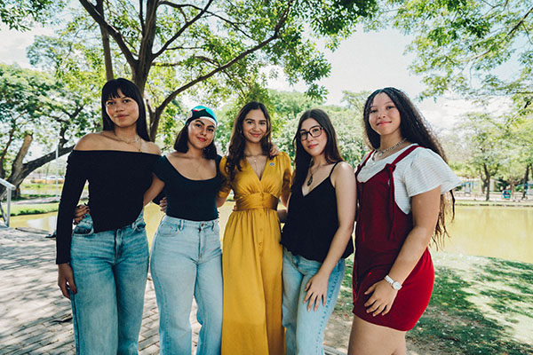 Ana María Acosta Miranda de Licenciatura en Arte, Nohelia Acosta Consuegra del programa de Derecho, en compañía de las demás estudiantes que tendrán la experiencia de viajar al exterior. Ana María Acosta Miranda de Licenciatura en Arte, Nohelia Acosta Consuegra del programa de Derecho, en compañía de las demás estudiantes que tendrán la experiencia de viajar al exterior.