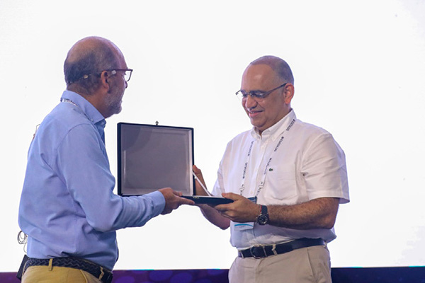 El alcalde Carlos Pinedo recibe el reconocimiento por parte de Camilo Sánchez, presidente de Andesco en el congreso nacional realizado en Cartagena.