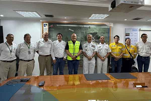 Vicealmirante Giraldo Gallo fue recibido por el presidente del Puerto de Santa Marta, Domingo Chinea, para abordar temas clave de seguridad marítima.