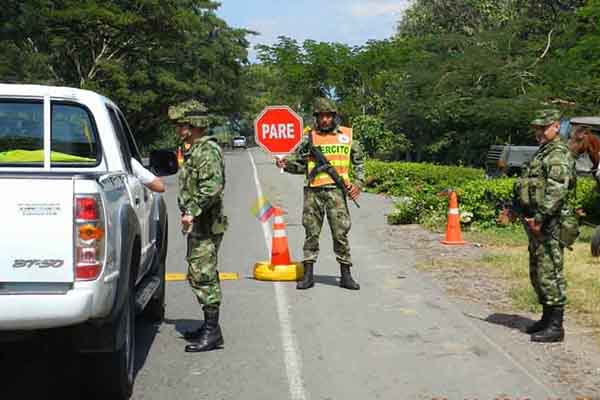 Miembros del Ejército Nacional realizando labores de registro y control a vehículos en las vías del Magdalena.