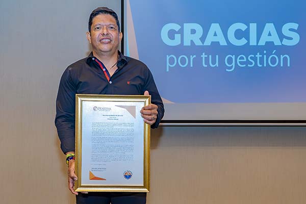 Pablo Vera Salazar, Rector de Unimagdalena, con el reconocimiento recibido por parte de la aseguradora.