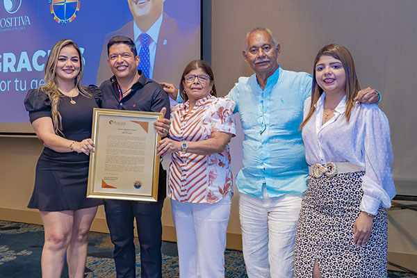 Pablo Vera Salazarrecibiendo el reconocimiento junto a su esposa Julieth Santo y su madre Ana Salazar, quien asistió acompañada de su esposo Carlos Arrieta y su hija Karen Arrieta. Pablo Vera Salazarrecibiendo el reconocimiento junto a su esposa Julieth Santo y su madre Ana Salazar, quien asistió acompañada de su esposo Carlos Arrieta y su hija Karen Arrieta.