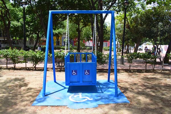 El columpio inclusivo instalado en el Parque San Miguel ya es utilizado por niños y adultos con limitaciones físicas. 