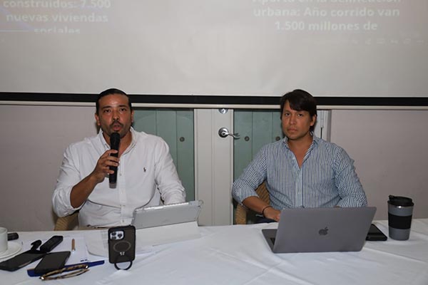 Por cada unidad de vivienda construida el sector aporta aproximadamente $1.200.000 a la infraestructura de servicios públicos. En la mesa principal Javier Quintero, Gerente de Camacol y Rubén Jiménez, presidente de la Junta Directiva.