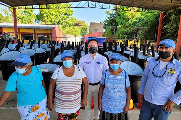 Beneficiarios del programa de huertas caseras de AgroHub de la Unidad Municipal de Asistencia Técnica Agropecuaria.