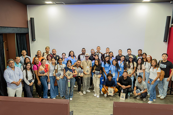 Estudiantes de Unimagdalena y de la Universidad de San Buenaventura en el auditorio después del encuentro de universidades.