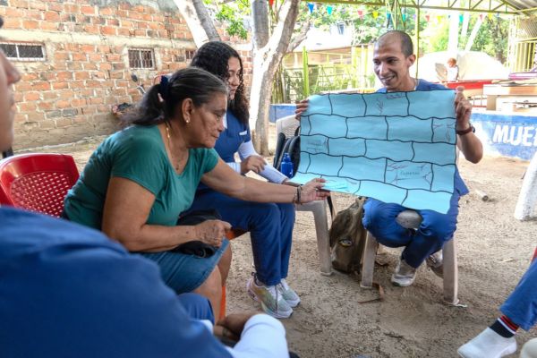Estudiantes de noveno semestre del Programa de Psicología en la acciones de intervención en el barrio Santa Ana.