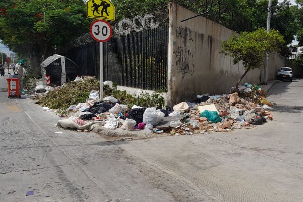 Indignante: esquina de la Avenida del Libertador la cogen como basurero