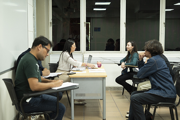 Funcionaria de Unimagdalena realizando el protocolo de entrevistas presenciales a los aspirantes a ingresar a Unimagdalena.