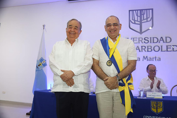 En la gráfica de izquierda a derecha, el Rector Seccional de la Universidad Sergio Arboleda y el alcalde de Santa Marta, Carlos Pinedo Cuello.