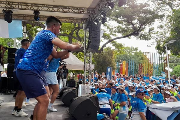 El alcalde Carlos Pinedo Cuello compartió con la comunidad de Taminaca, su barrio de infancia, durante el cierre del lanzamiento de la Fiesta del Mar 2025, en el marco de los 500 años de Santa Marta.