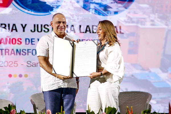 La Magistrada Clara Inés López Dávila entrega al Alcalde Carlos Pinedo Cuello el reconocimiento especial por su respaldo a la justicia laboral.