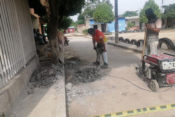 Trabajos de reparación en las vías del municipio de El Retén, después de que un error de cálculo provocara desniveles en el pavimento.