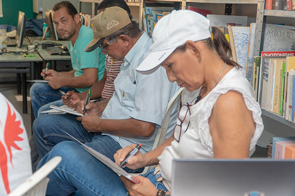 Asistentes a los talleres comunitarios tomando apuntes en una de las charlas dictadas por funcionarios de la Secretaría de Salud del municipio.