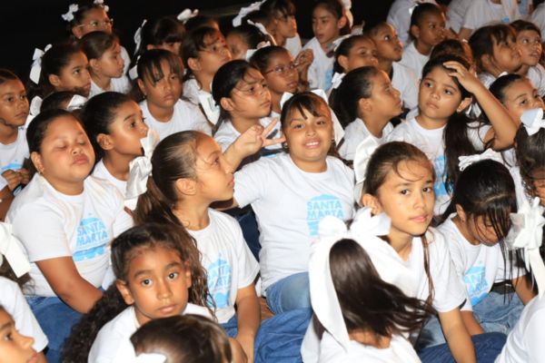 500 voces infantiles le cantaron a Santa Marta en sus 500 años 