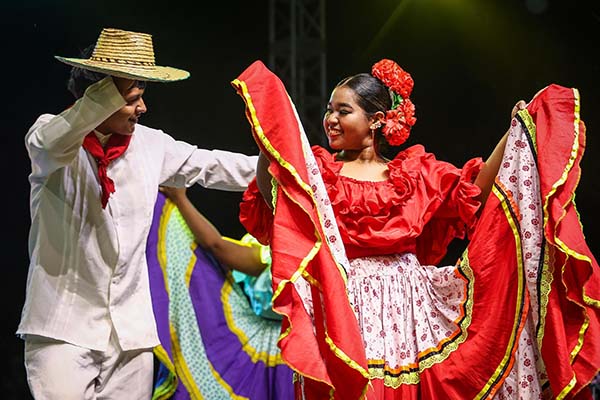 Entrega oficial de la Resolución 0321 de 2024, que reconoce la cumbia tradicional del Caribe colombiano como Patrimonio Cultural Inmaterial de la Nación, durante la celebración de los 500 años de Santa Marta, en el marco del Festival CASA por la Paz.