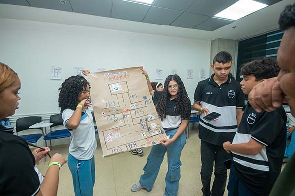 Jóvenes estudiantes de las escuelas públicas realizando la presentación se sus materiales en el cierre del proyecto.Jóvenes estudiantes de las escuelas públicas realizando la presentación se sus materiales en el cierre del proyecto.