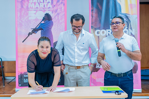 Laura Morales, Decana de la Facultad de Humanidades y Francisco Florez Bolívar Director General del Archivo General de la Nación junto a Adriano Guerra, Director del Programa de Historia y Patrimonio, en la firma del convenio con Unimagdalena.