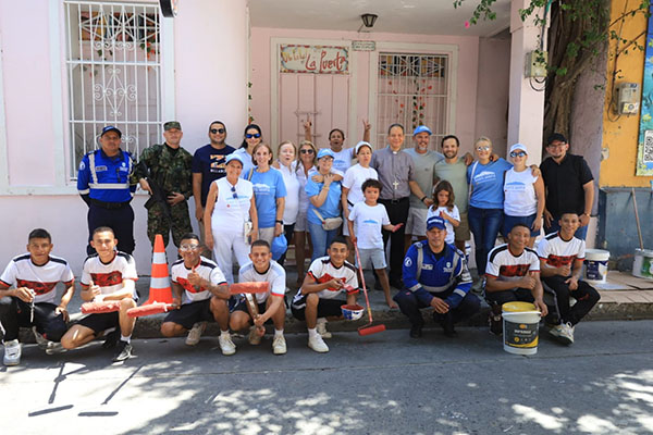 Los integrantes del grupo cívico ‘Vamos por Santa Marta’, junto con Monseñor José Mario Bacci y Guillermo Vives aportaron para el embellecimiento de las fachadas del Centro Histórico. 