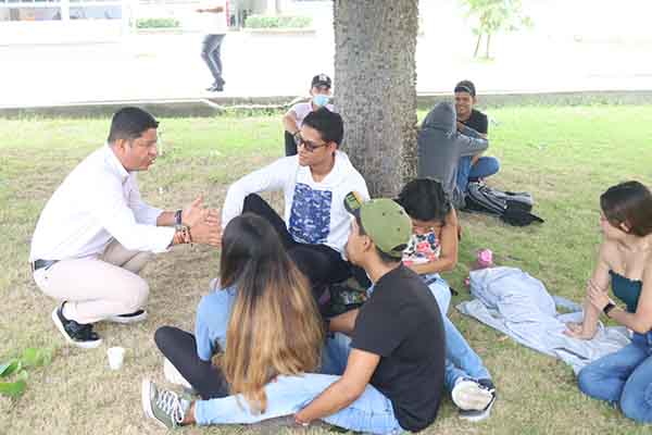 En cualquier pasillo o lugar de la Universidad es común ver al Rector Pablo Vera con los estudiantes, quienes hoy con cariño, lo llaman ‘Tío Pablo’.