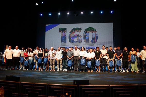 El evento se realizó en el Teatro Santa Marta y reunió a estudiantes, familias, docentes, autoridades locales, representantes del Ministerio de Educación Nacional, aliados del sector productivo y comunidad en general. 