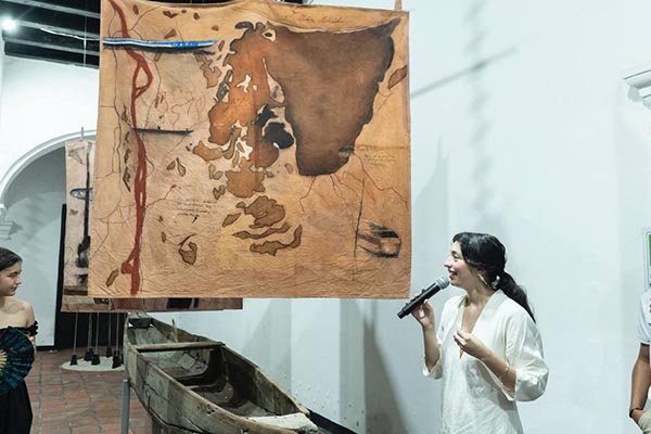 Mariana Vilardy, coordinadora de la exposición artística, manifestó que estas obras son un viaje a través de las memorias de la Ciénaga Grande de Santa Marta y un regalo para enaltecer la naturaleza de esta ciudad. Mariana Vilardy, coordinadora de la exposición artística, manifestó que estas obras son un viaje a través de las memorias de la Ciénaga Grande de Santa Marta y un regalo para enaltecer la naturaleza de esta ciudad.